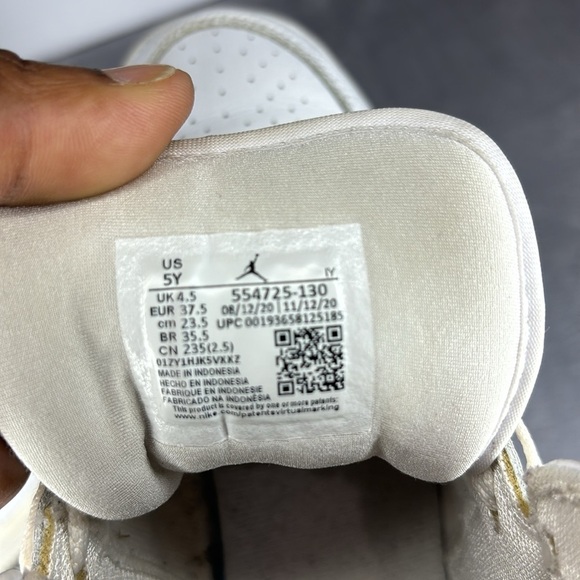 🔥🔥🔥Nike Air Jordan 1 Mid Triple White Boys Sneakers Size: 5Y🔥🔥🔥 - Picture 8 of 10